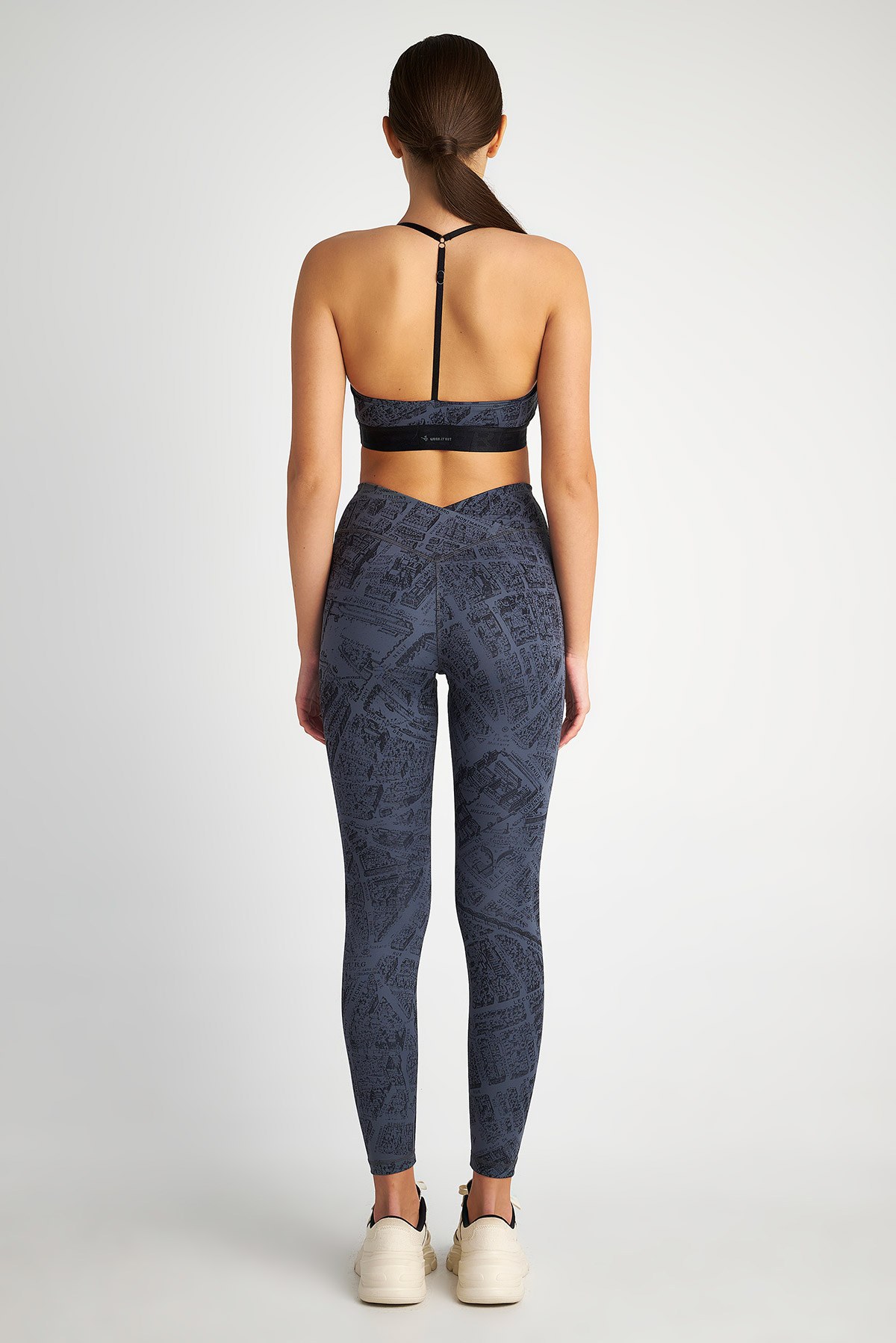 ΨΗΛΟΜΕΣΟ ΚΟΛΑΝ ΓΥΜΝΑΣΤΙΚΗΣ ΜΕ ΤΥΠΩΜΑ φωτογραφία