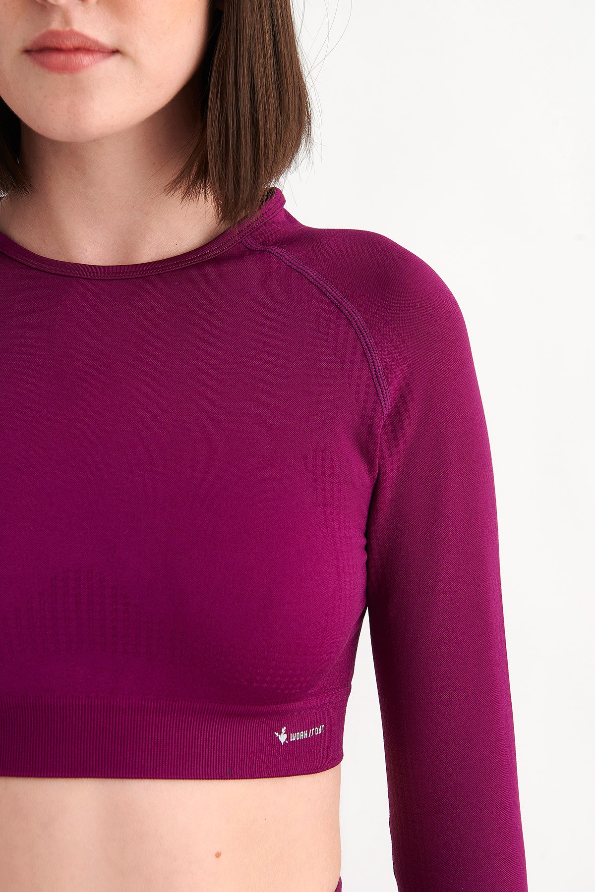 SEAMLESS ΑΘΛΗΤΙΚΗ ΚΟΝΤΗ ΜΠΛΟΥΖΑ ΜΕ ΛΕΠΤΟΜΕΡΕΙΑ ΣΤΟΥΣ ΑΝΤΙΧΕΙΡΕΣ φωτογραφία