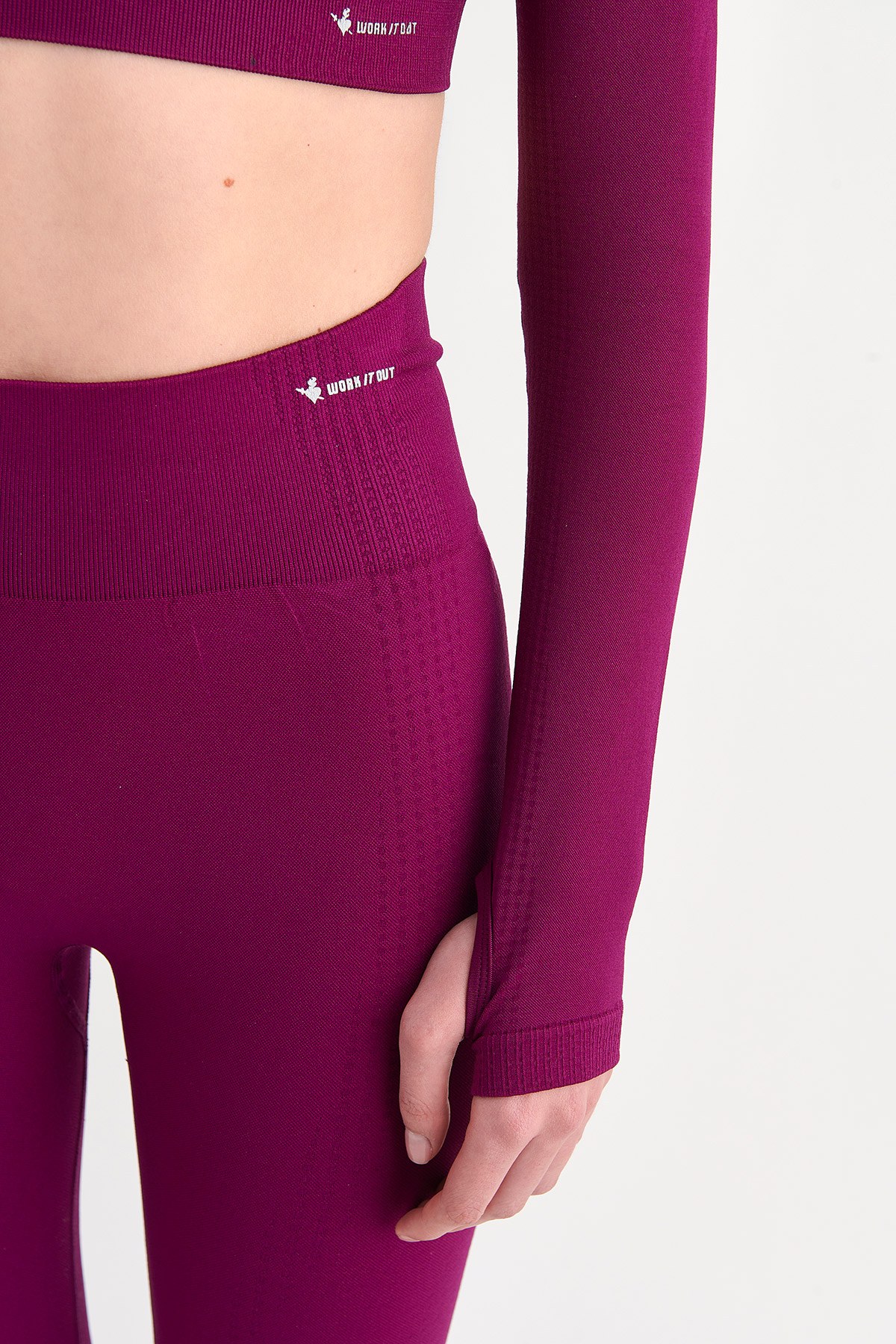 SEAMLESS ΑΘΛΗΤΙΚΗ ΚΟΝΤΗ ΜΠΛΟΥΖΑ ΜΕ ΛΕΠΤΟΜΕΡΕΙΑ ΣΤΟΥΣ ΑΝΤΙΧΕΙΡΕΣ φωτογραφία