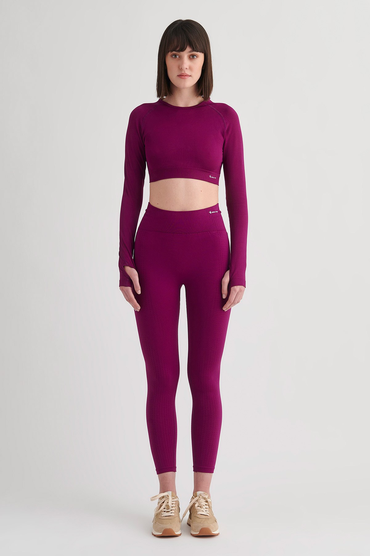 SEAMLESS ΑΘΛΗΤΙΚΗ ΚΟΝΤΗ ΜΠΛΟΥΖΑ ΜΕ ΛΕΠΤΟΜΕΡΕΙΑ ΣΤΟΥΣ ΑΝΤΙΧΕΙΡΕΣ φωτογραφία