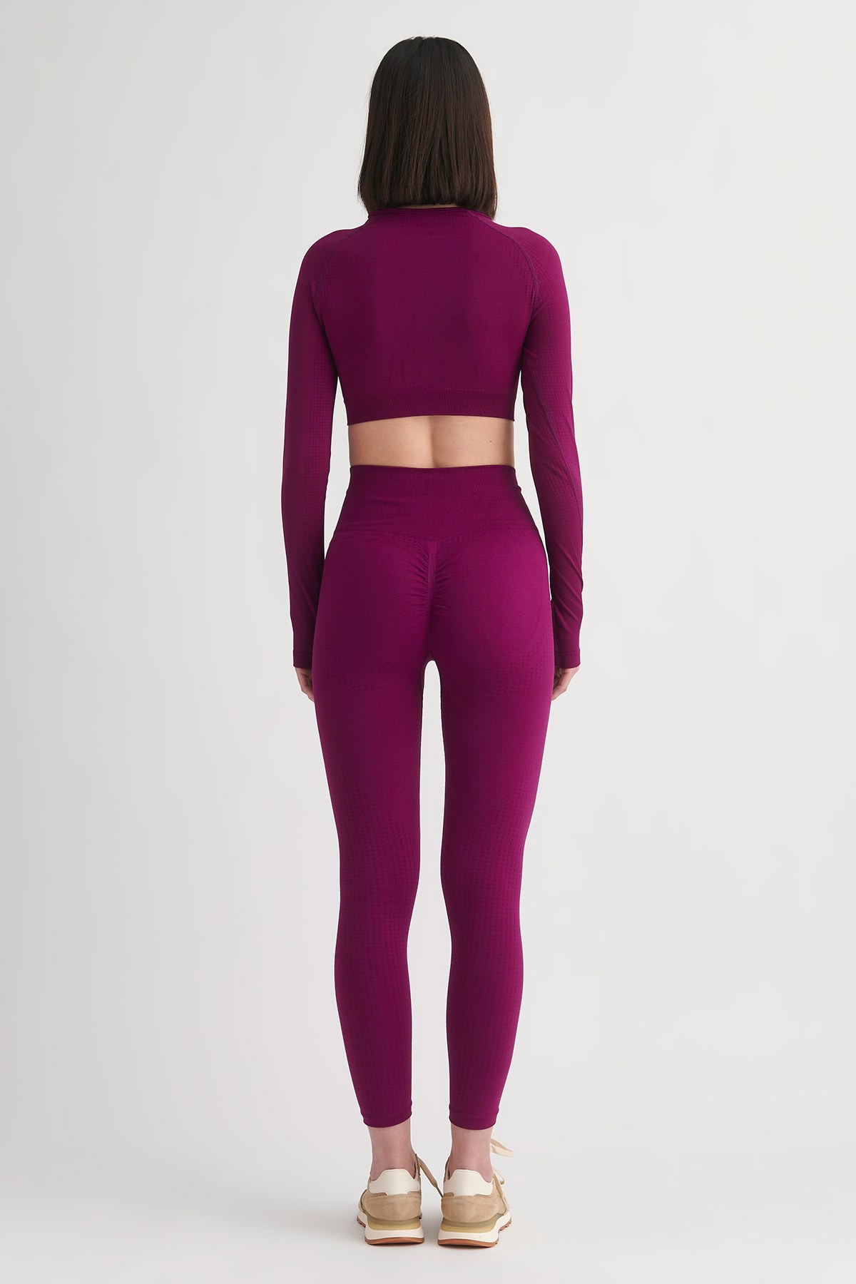 SEAMLESS ΑΘΛΗΤΙΚΗ ΚΟΝΤΗ ΜΠΛΟΥΖΑ ΜΕ ΛΕΠΤΟΜΕΡΕΙΑ ΣΤΟΥΣ ΑΝΤΙΧΕΙΡΕΣ φωτογραφία