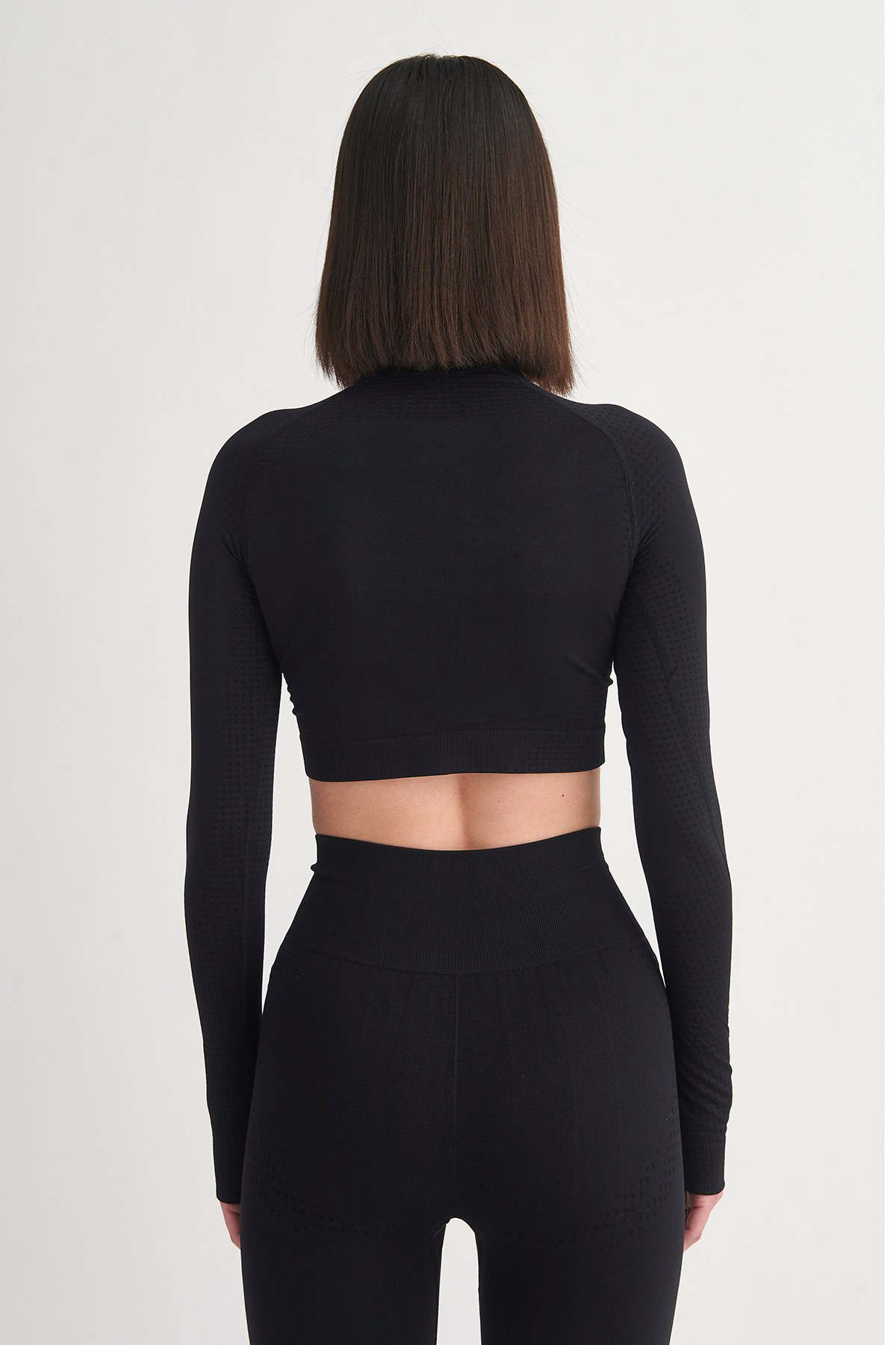 SEAMLESS ΑΘΛΗΤΙΚΗ ΚΟΝΤΗ ΜΠΛΟΥΖΑ ΜΕ ΛΕΠΤΟΜΕΡΕΙΑ ΣΤΟΥΣ ΑΝΤΙΧΕΙΡΕΣ φωτογραφία