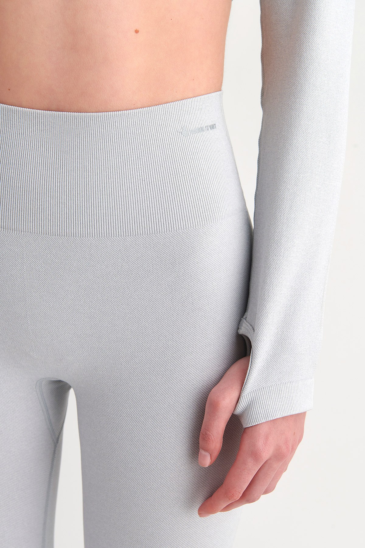 SEAMLESS ΑΘΛΗΤΙΚΗ ΚΟΝΤΗ ΜΠΛΟΥΖΑ ΜΕ ΛΕΠΤΟΜΕΡΕΙΑ ΣΤΟΥΣ ΑΝΤΙΧΕΙΡΕΣ φωτογραφία