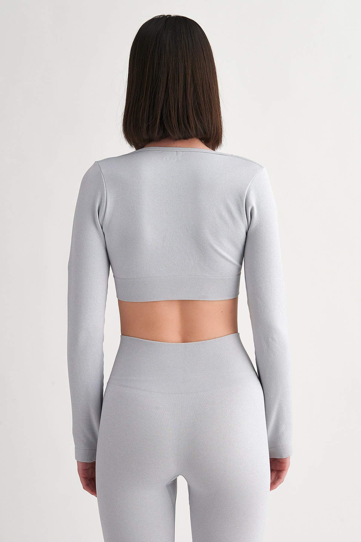 SEAMLESS ΑΘΛΗΤΙΚΗ ΚΟΝΤΗ ΜΠΛΟΥΖΑ ΜΕ ΛΕΠΤΟΜΕΡΕΙΑ ΣΤΟΥΣ ΑΝΤΙΧΕΙΡΕΣ φωτογραφία