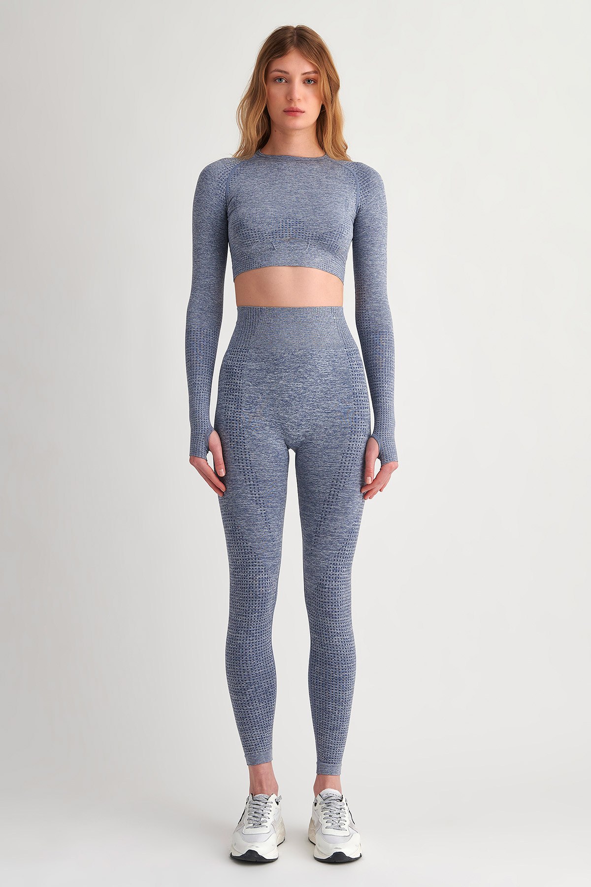 SEAMLESS ΑΘΛΗΤΙΚΗ ΚΟΝΤΗ ΜΠΛΟΥΖΑ ΜΕ ΛΕΠΤΟΜΕΡΕΙΑ ΣΤΟΥΣ ΑΝΤΙΧΕΙΡΕΣ φωτογραφία