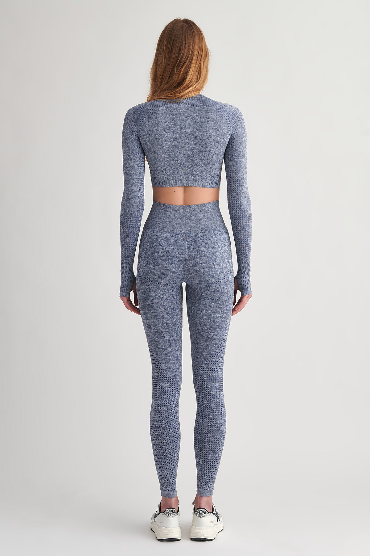 SEAMLESS ΑΘΛΗΤΙΚΗ ΚΟΝΤΗ ΜΠΛΟΥΖΑ ΜΕ ΛΕΠΤΟΜΕΡΕΙΑ ΣΤΟΥΣ ΑΝΤΙΧΕΙΡΕΣ φωτογραφία