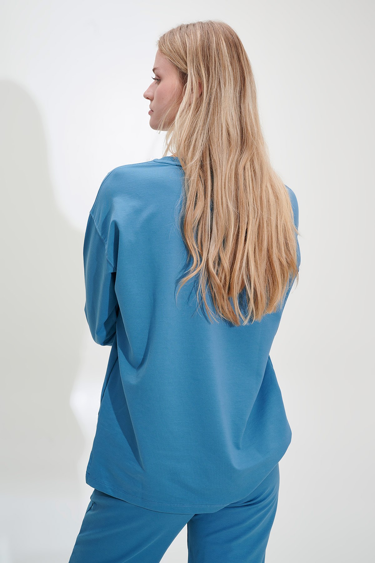 ΒΑΜΒΑΚΕΡΗ OVERSIZED ΦΟΥΤΕΡ ΜΠΛΟΥΖΑ ΜΕ ΑΝΑΓΛΥΦΟ ΤΥΠΩΜΑ φωτογραφία