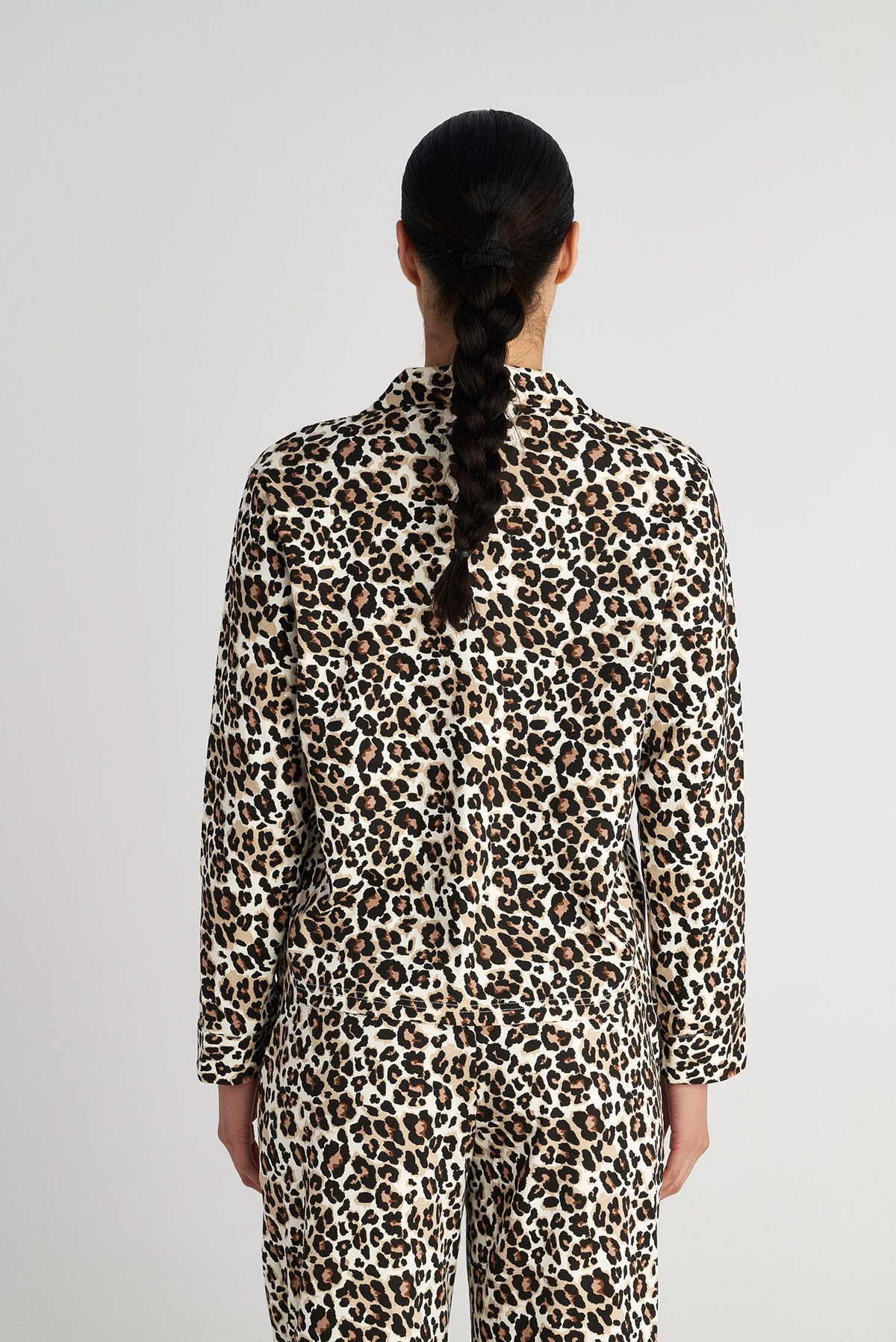 ΒΑΜΒΑΚΕΡΟ ΣΕΤ ΠΙΤΖΑΜΑ ΜΕ ΛΕΟΠΑΡ ΤΥΠΩΜΑ φωτογραφία