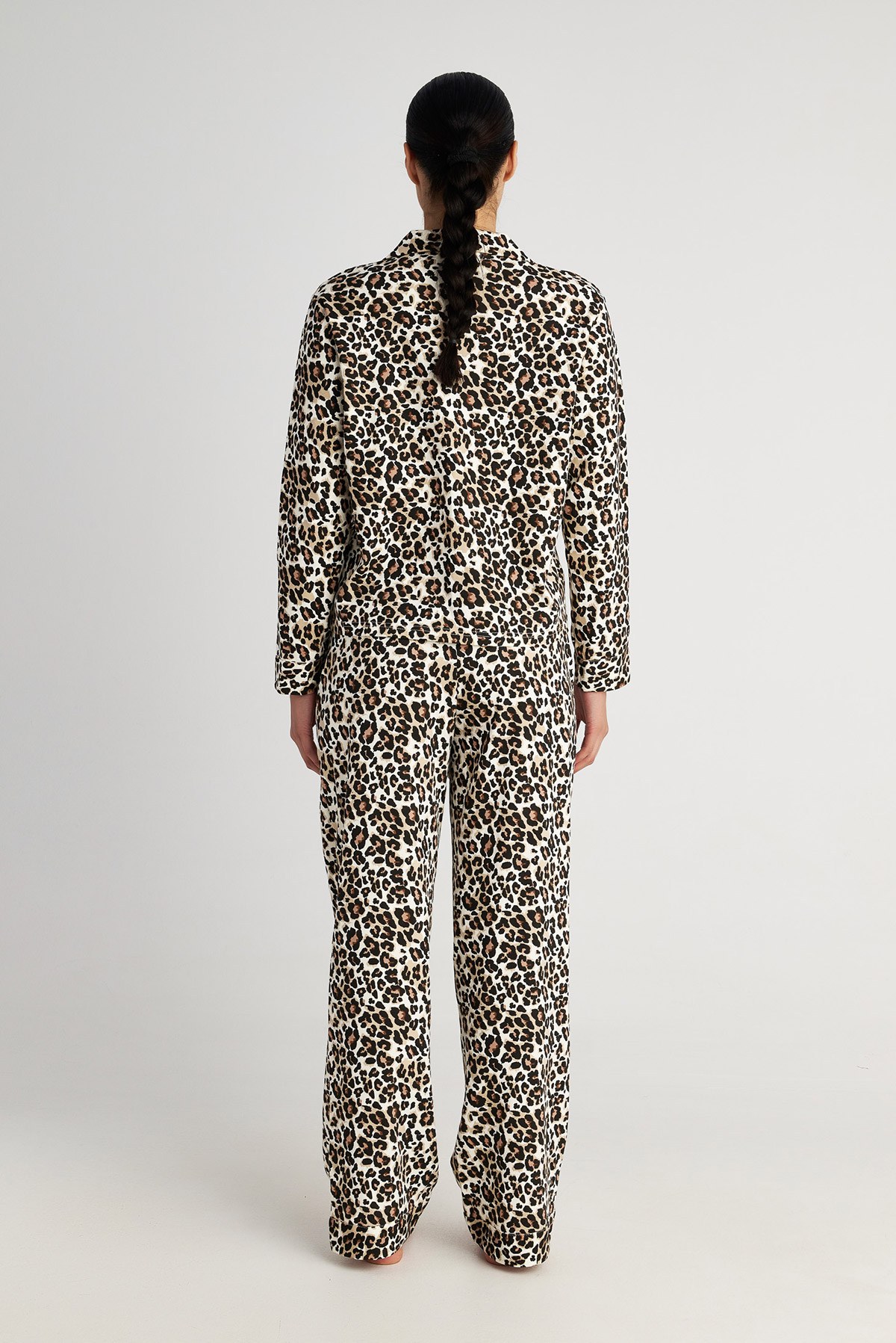 ΒΑΜΒΑΚΕΡΟ ΣΕΤ ΠΙΤΖΑΜΑ ΜΕ ΛΕΟΠΑΡ ΤΥΠΩΜΑ φωτογραφία