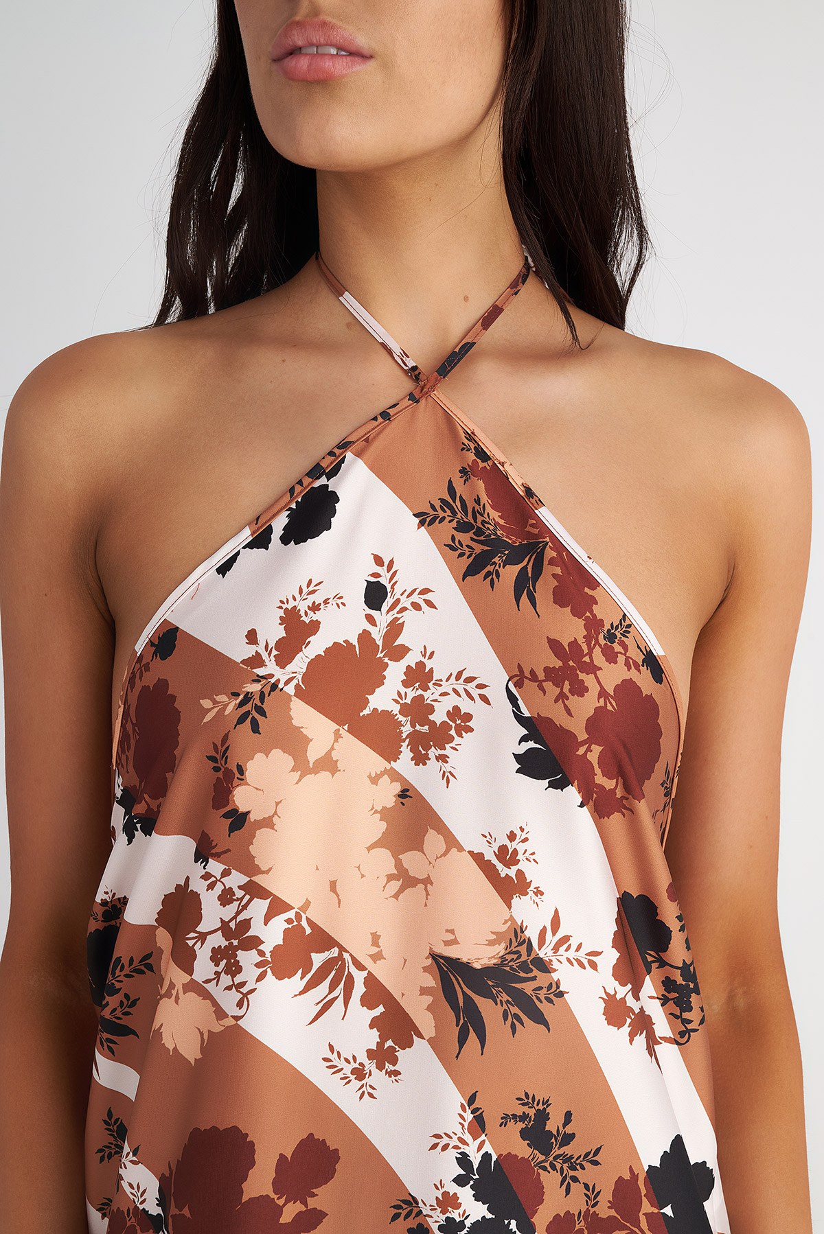 ΣΑΤΕΝ ΜΑΚΡΥ ΦΟΡΕΜΑ ΜΕ ΤΥΠΩΜΑ φωτογραφία