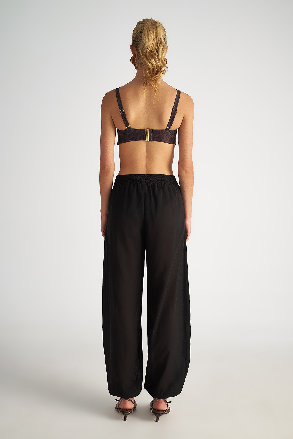 ΗΜΙΔΙΑΦΑΝΟ ΠΑΝΤΕΛΟΝΙ ΜΕ ΛΑΣΤΙΧΟ ΣΤΟΝ ΑΣΤΡΑΓΑΛΟ φωτογραφία