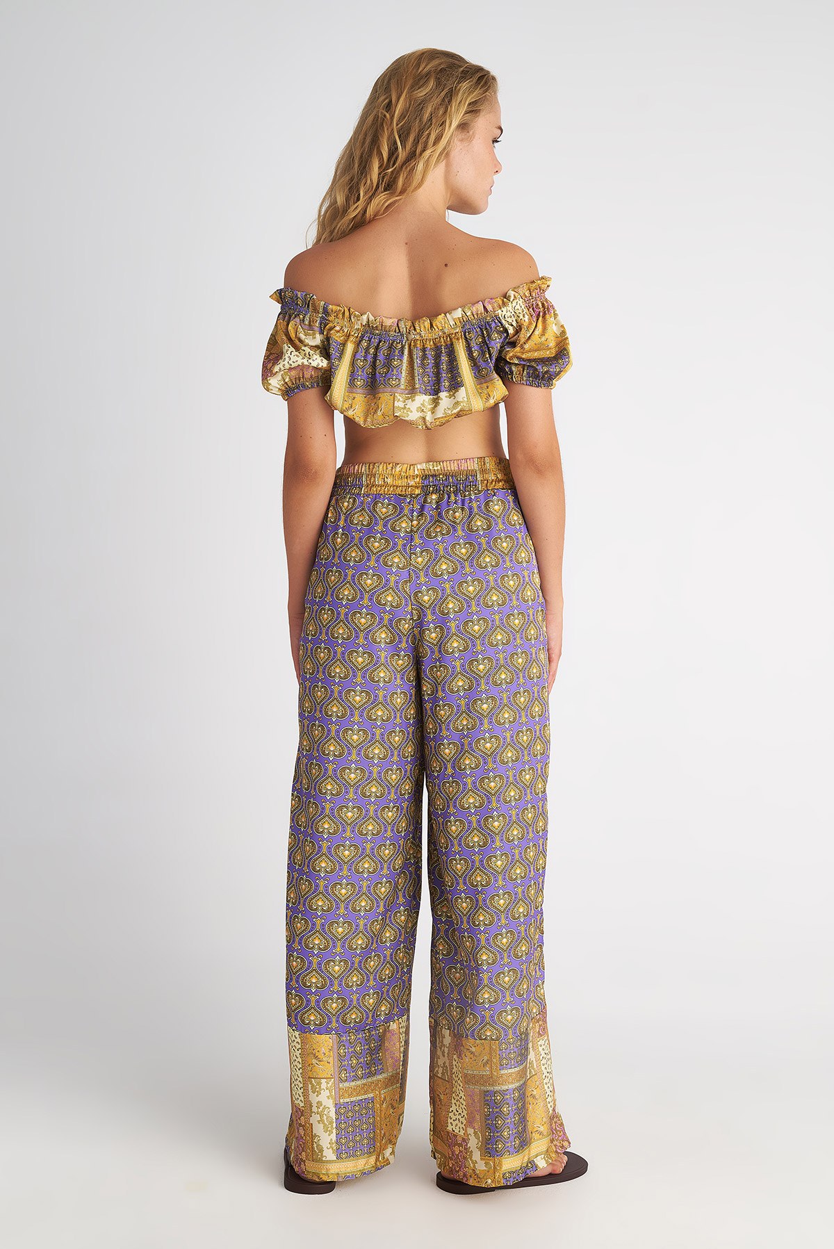 ΨΗΛΟΜΕΣΗ WIDE LEG ΣΑΤΕΝ ΠΑΝΤΕΛΟΝΑ ΜΕ ΤΥΠΩΜΑ φωτογραφία