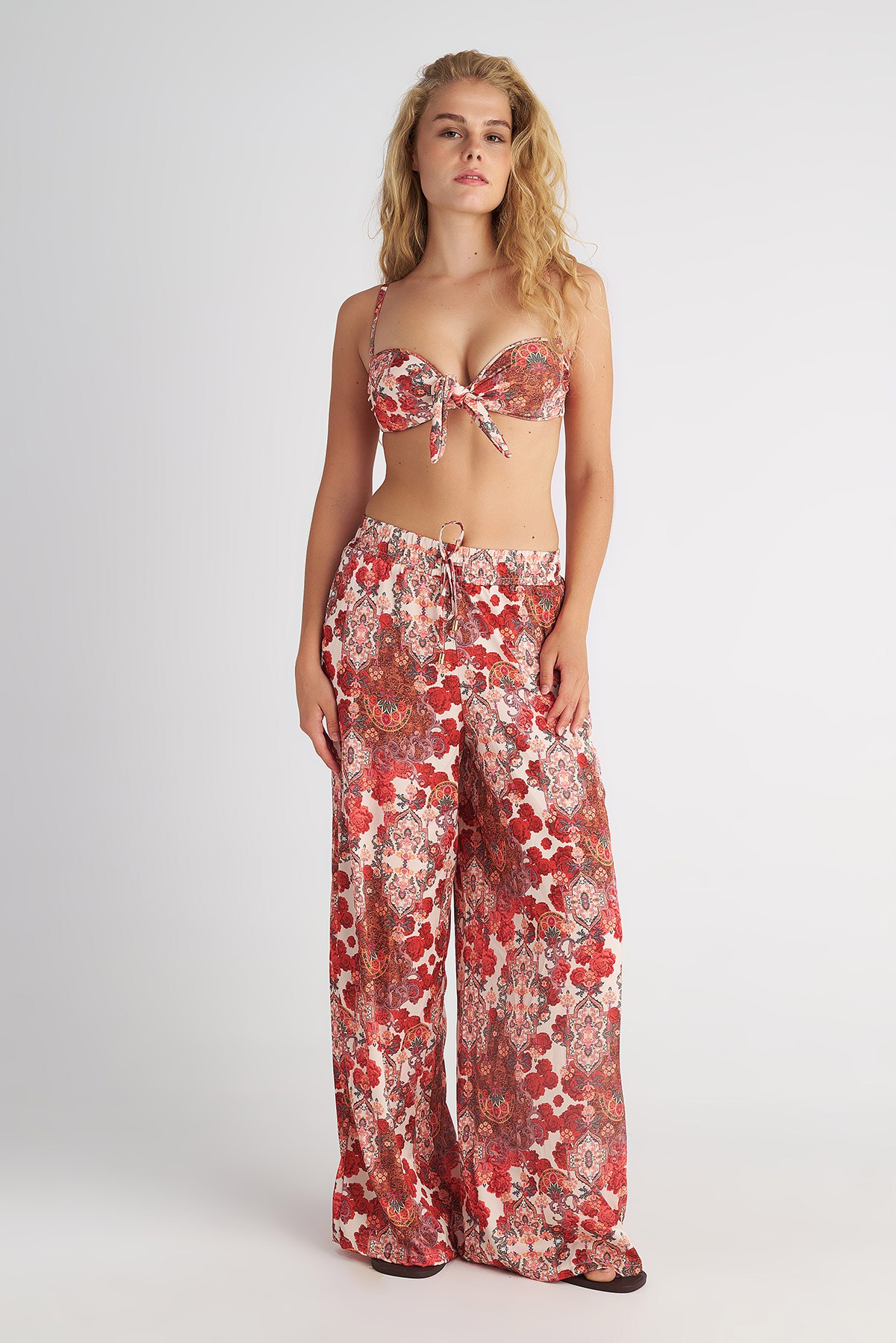 ΨΗΛΟΜΕΣΗ WIDE LEG ΣΑΤΕΝ ΠΑΝΤΕΛΟΝΑ ΜΕ ΦΛΟΡΑΛ ΤΥΠΩΜΑ