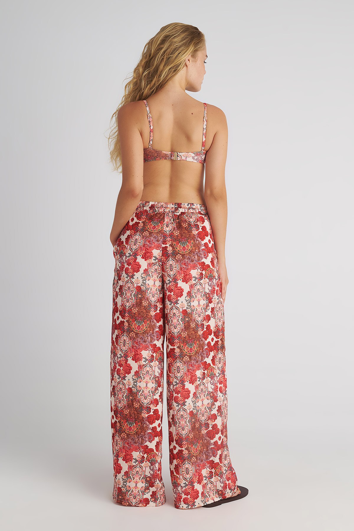 ΨΗΛΟΜΕΣΗ WIDE LEG ΣΑΤΕΝ ΠΑΝΤΕΛΟΝΑ ΜΕ ΦΛΟΡΑΛ ΤΥΠΩΜΑ φωτογραφία