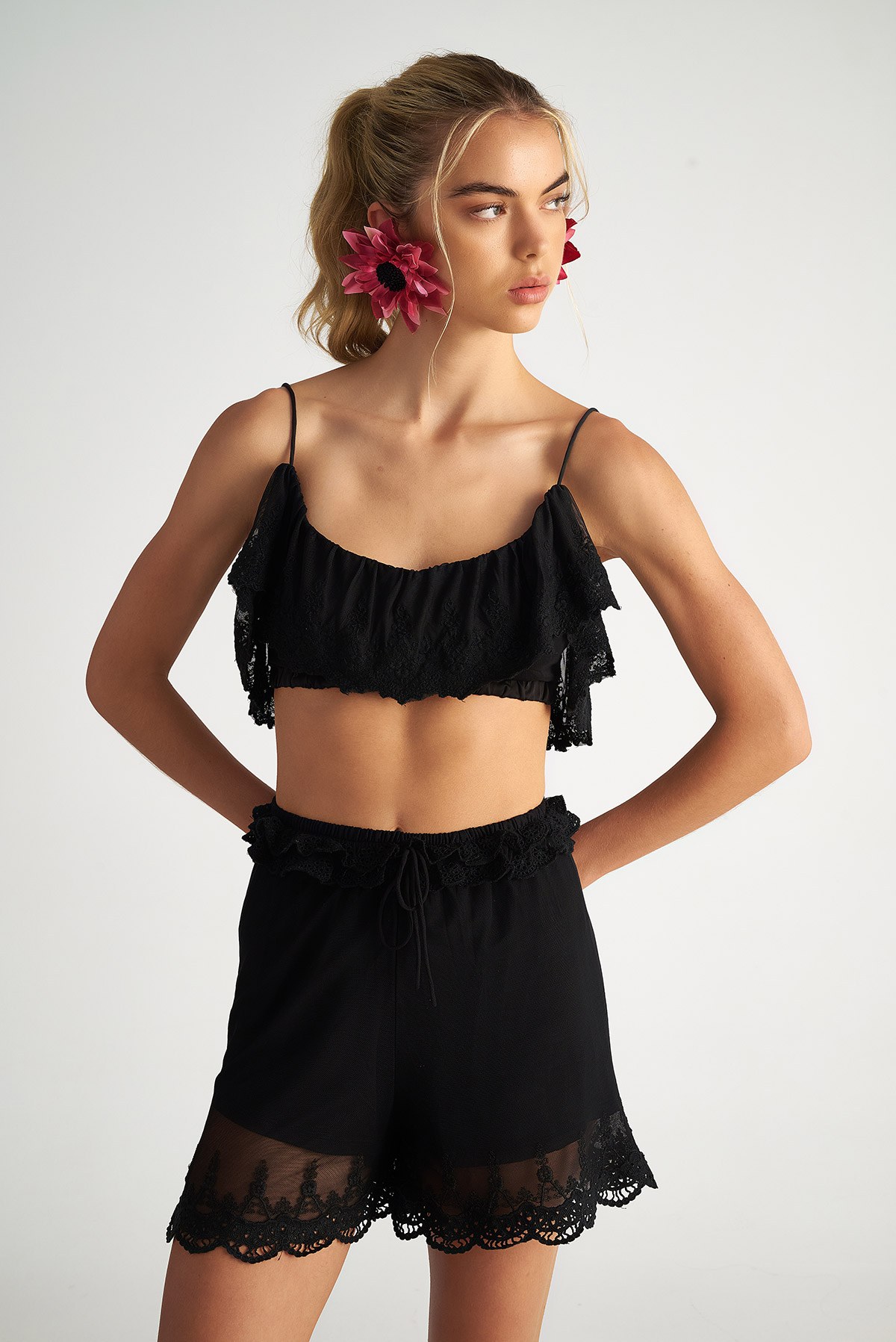 ΨΗΛΟΜΕΣΟ ΣΟΡΤΣ ΜΕ ΒΟΛΑΝ ΚΑΙ ΔΑΝΤΕΛΑ φωτογραφία