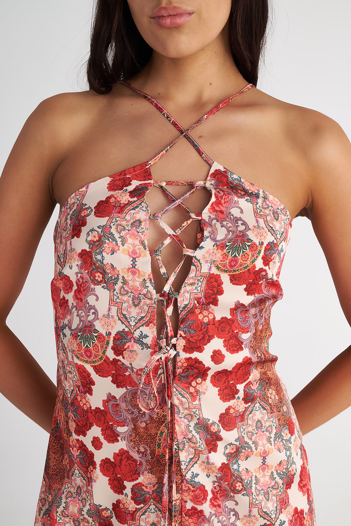 ΟΛΟΣΩΜΗ ΚΟΝΤΗ ΣΑΤΕΝ ΦΟΡΜΑ ΜΕ ΦΛΟΡΑΛ ΤΥΠΩΜΑ ΚΑΙ ΔΕΣΙΜΟ ΜΠΡΟΣΤΑ φωτογραφία