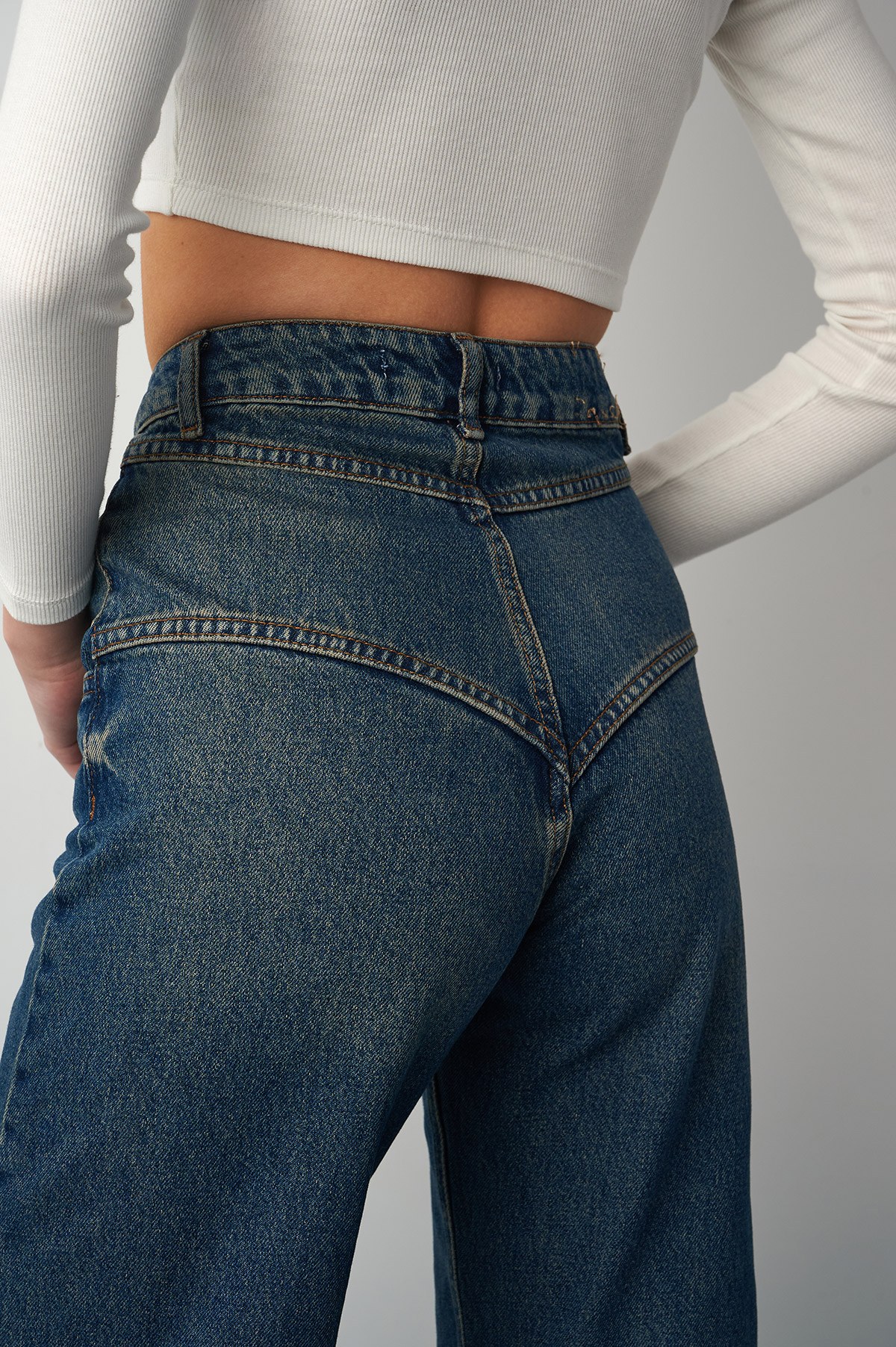 ΨΗΛΟΜΕΣΟ ΤΖΙΝ ΣΕ VINTAGE ΣΤΥΛ φωτογραφία