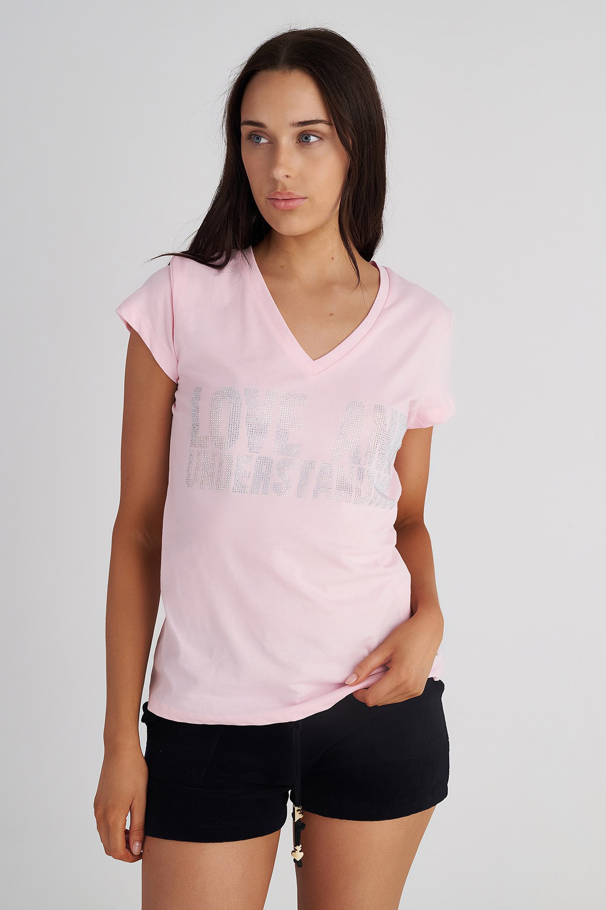 ΒΑΜΒΑΚΕΡΗ ΚΟΝΤΟΜΑΝΙΚΗ ΜΠΛΟΥΖΑ ΜΕ 'V' ΛΑΙΜΟΚΟΨΗ ΚΑΙ ΣΤΡΑ