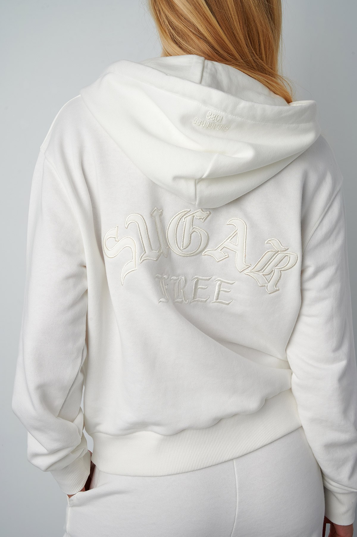 ΒΑΜΒΑΚΕΡΗ ΦΟΥΤΕΡ ΖΑΚΕΤΑ ΜΕ ΚΕΝΤΗΜΑ ΣΤΗΝ ΠΛΑΤΗ φωτογραφία