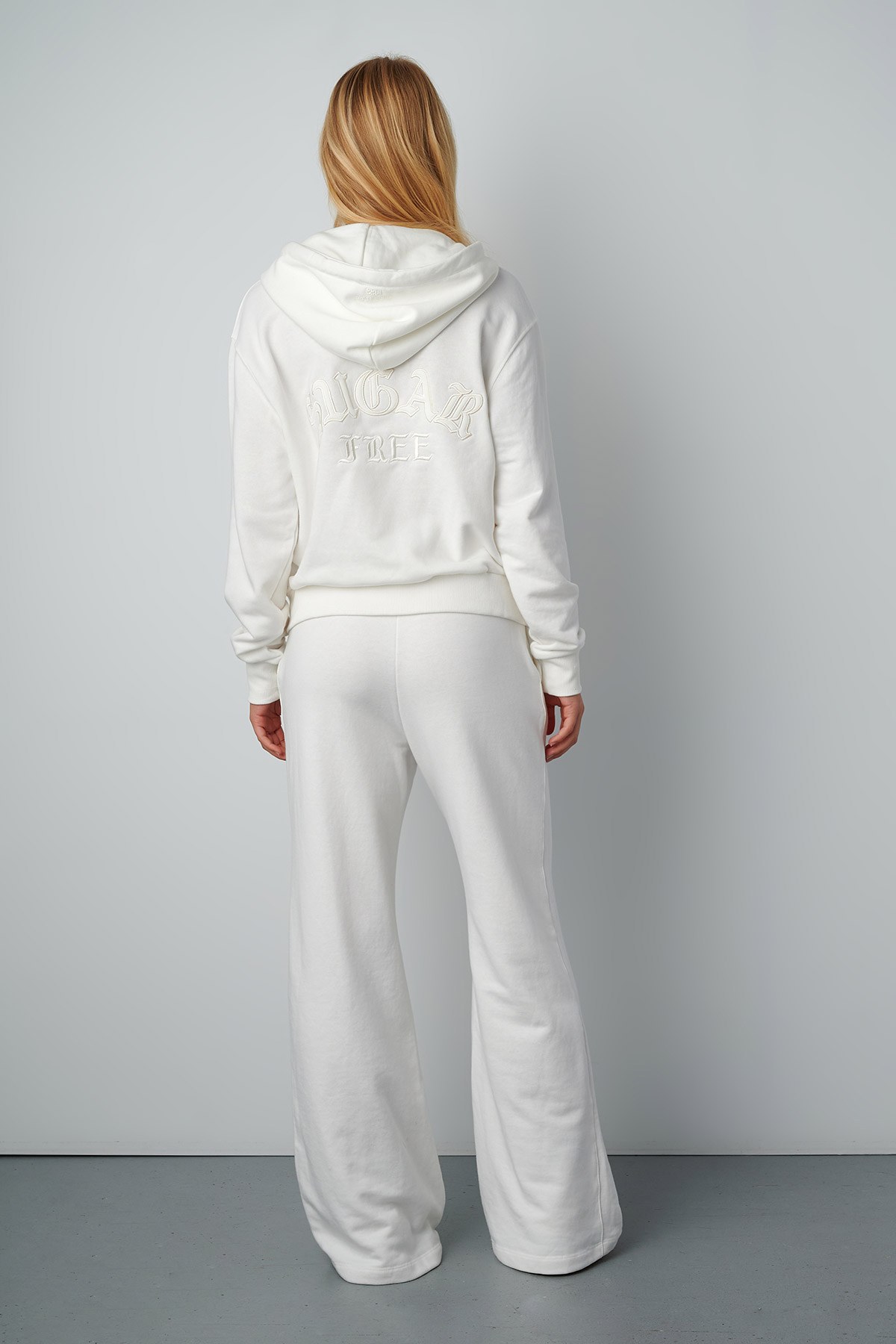 ΒΑΜΒΑΚΕΡΗ ΦΟΥΤΕΡ ΖΑΚΕΤΑ ΜΕ ΚΕΝΤΗΜΑ ΣΤΗΝ ΠΛΑΤΗ φωτογραφία