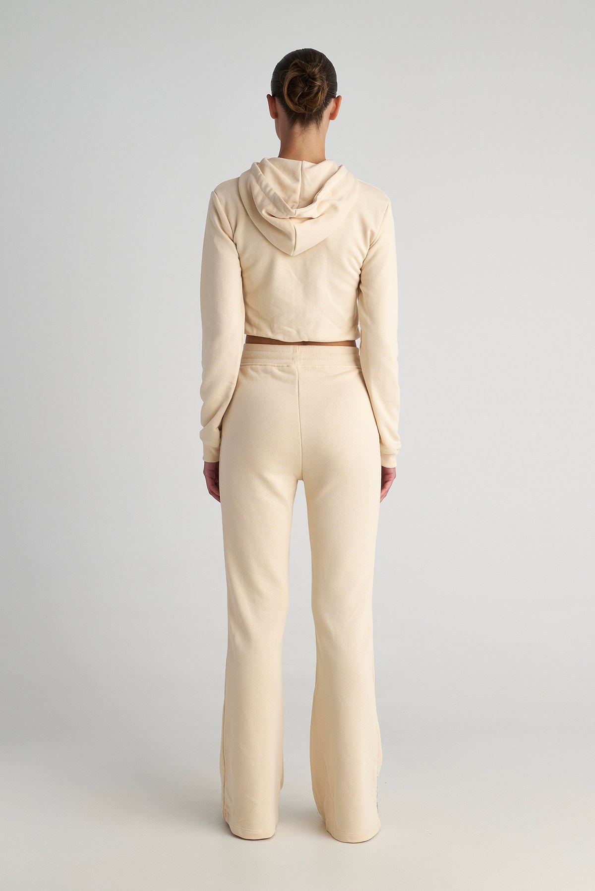 FLARED ΒΑΜΒΑΚΕΡΟ ΠΑΝΤΕΛΟΝΙ ΜΕ ΚΕΝΤΗΜΕΝΟ ΚΕΙΜΕΝΟ ΣΤΟ ΜΠΑΤΖΑΚΙ φωτογραφία