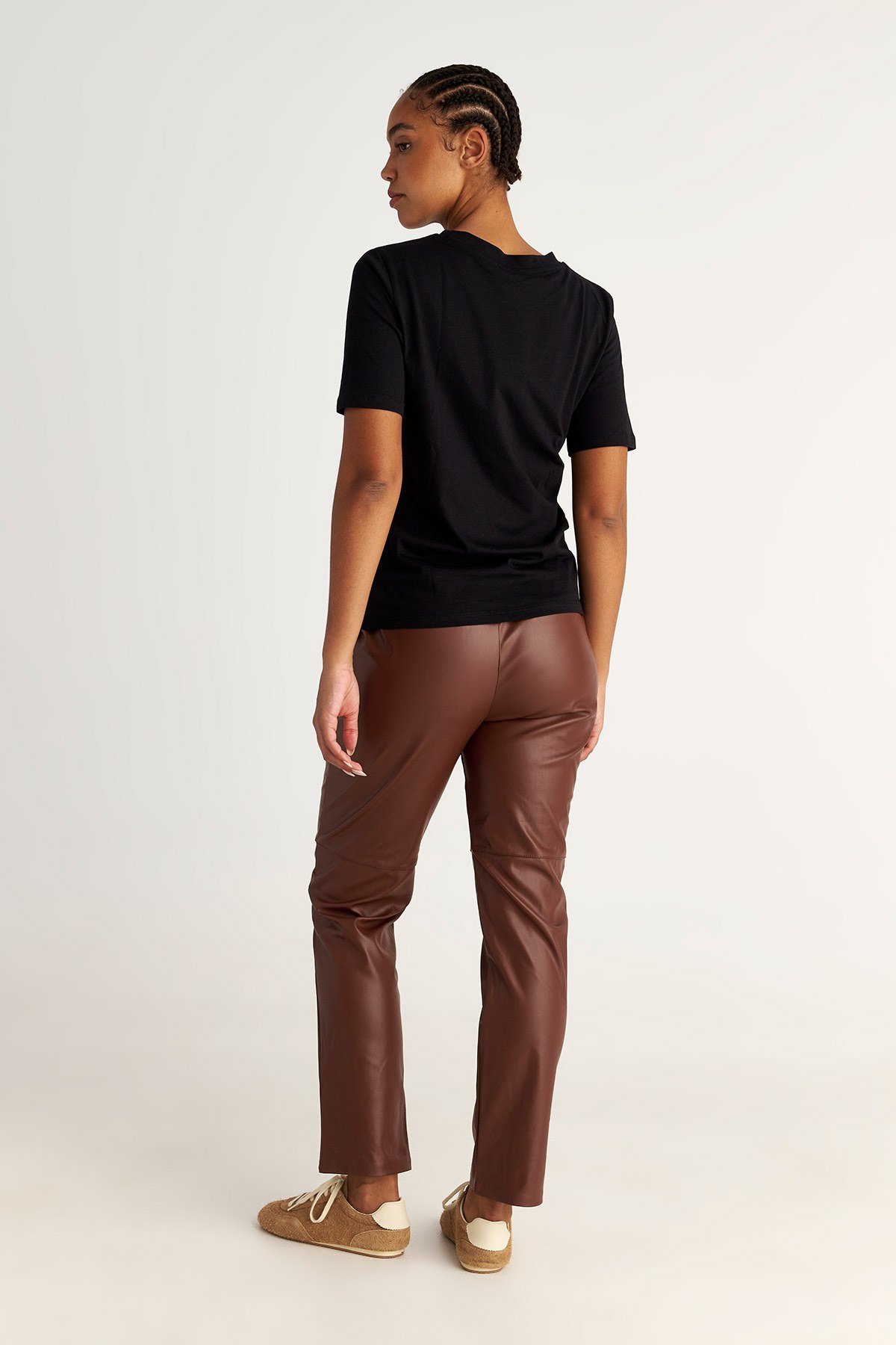 ΠΑΝΤΕΛΟΝΙ ΣΕ ΙΣΙΑ ΓΡΑΜΜΗ ΜΕ ΔΕΡΜΑΤΙΝΗ ΥΦΗ φωτογραφία