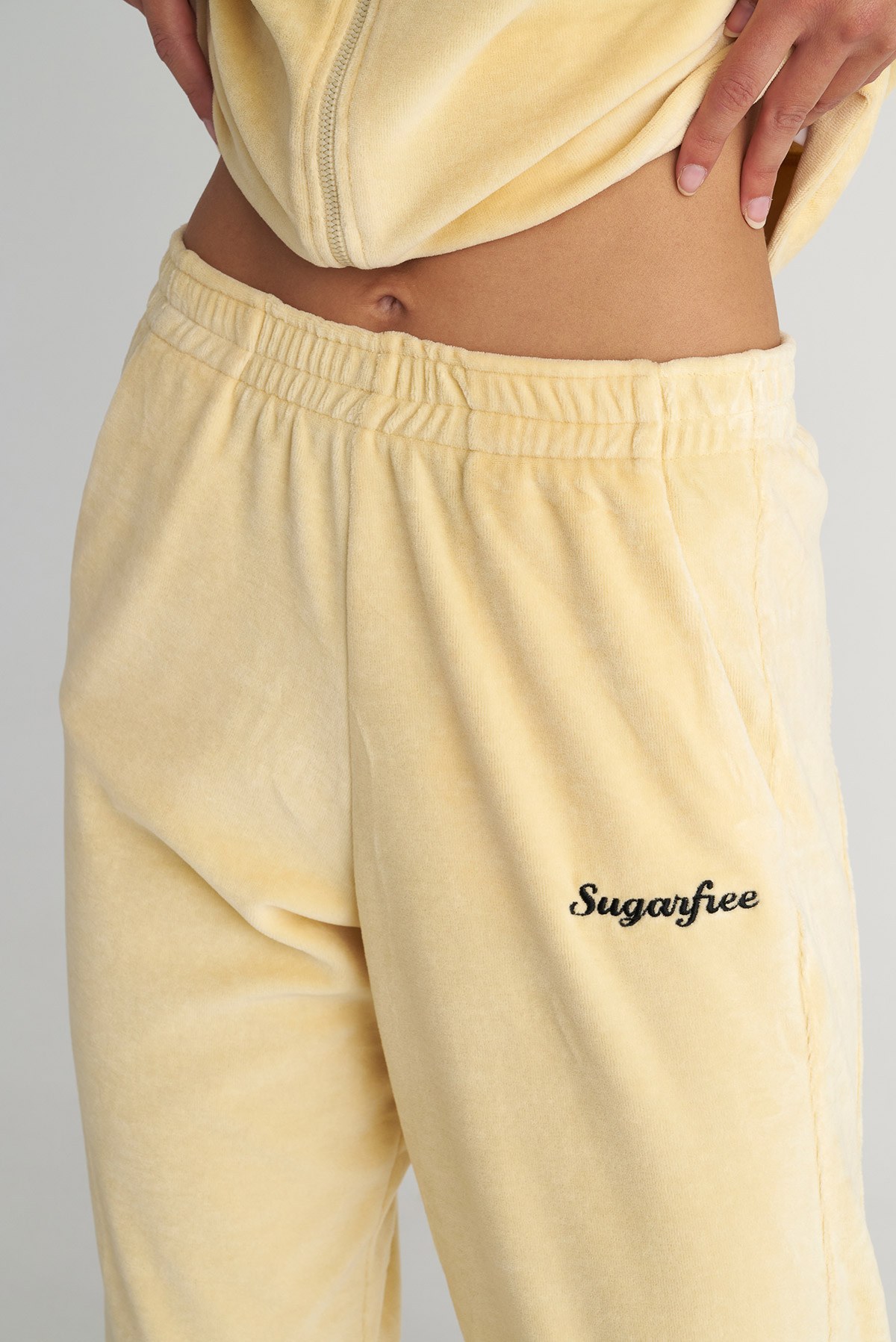 ΒΕΛΟΥΤΕ ΠΑΝΤΕΛΟΝΙ ΜΕ ΛΑΣΤΙΧΟ ΣΤΟΝ ΑΣΤΡΑΓΑΛΟ φωτογραφία