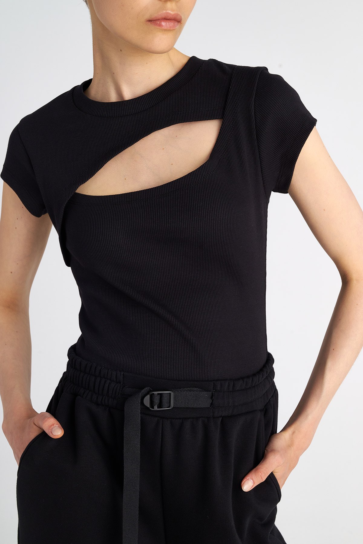 ΚΟΝΤΟΜΑΝΙΚΗ ΡΙΜΠ ΜΠΛΟΥΖΑ ΜΕ CUT-OUT ΛΕΠΤΟΜΕΡΕΙΑ φωτογραφία