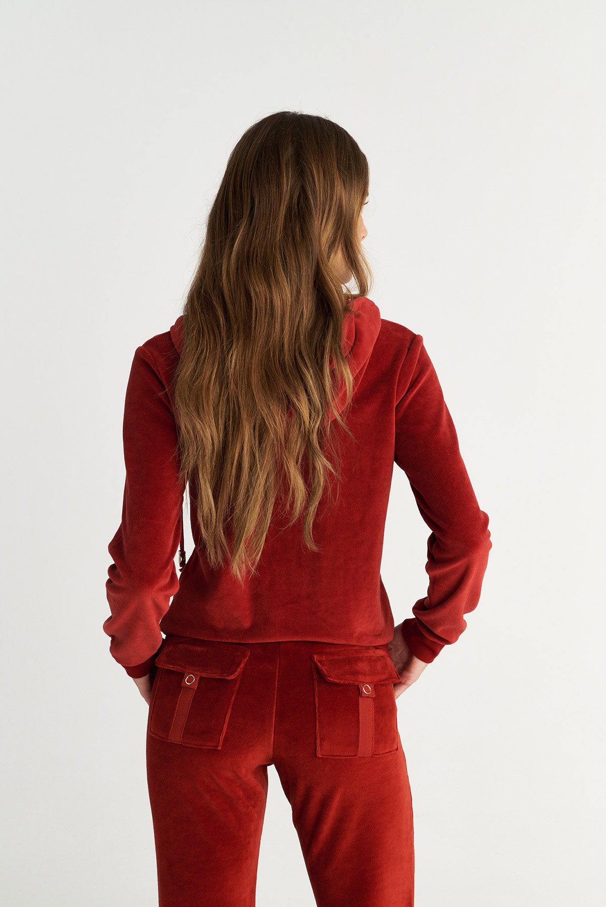 ΚΛΑΣΙΚΗ ΒΕΛΟΥΤΕ ΖΑΚΕΤΑ ΜΕ ΚΟΥΚΟΥΛΑ φωτογραφία