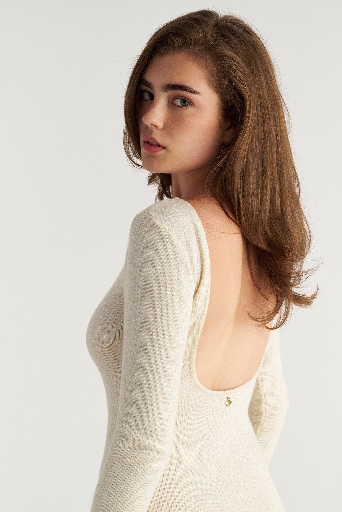 ΜΟΝΟΧΡΩΜΟ ΜΑΚΡΥ ΦΟΡΕΜΑ ΜΕ ΑΝΟΙΧΤΗ ΠΛΑΤΗ φωτογραφία