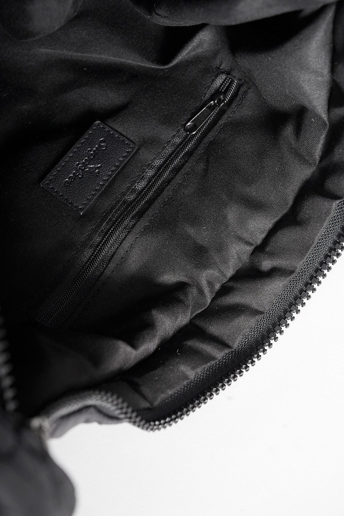 ΚΑΠΙΤΟΝΕ ΤΣΑΝΤΑ ΩΜΟΥ ΣΕ ΣΧΕΔΙΟ SHOPPER φωτογραφία