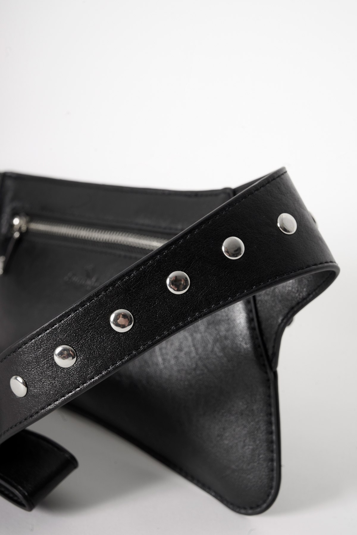 ΜΟΝΟΧΡΩΜΟ ΤΣΑΝΤΑΚΙ ΜΕΣΗΣ φωτογραφία