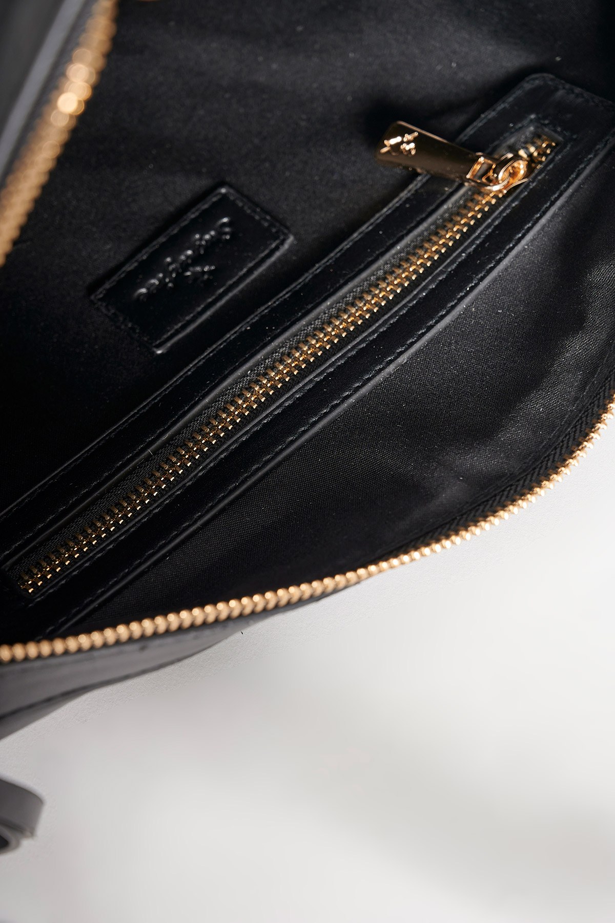 ΤΣΑΝΤΑ ΩΜΟΥ ΜΕ ΡΥΘΜΙΖΟΜΕΝΟ ΛΟΥΡΙ φωτογραφία