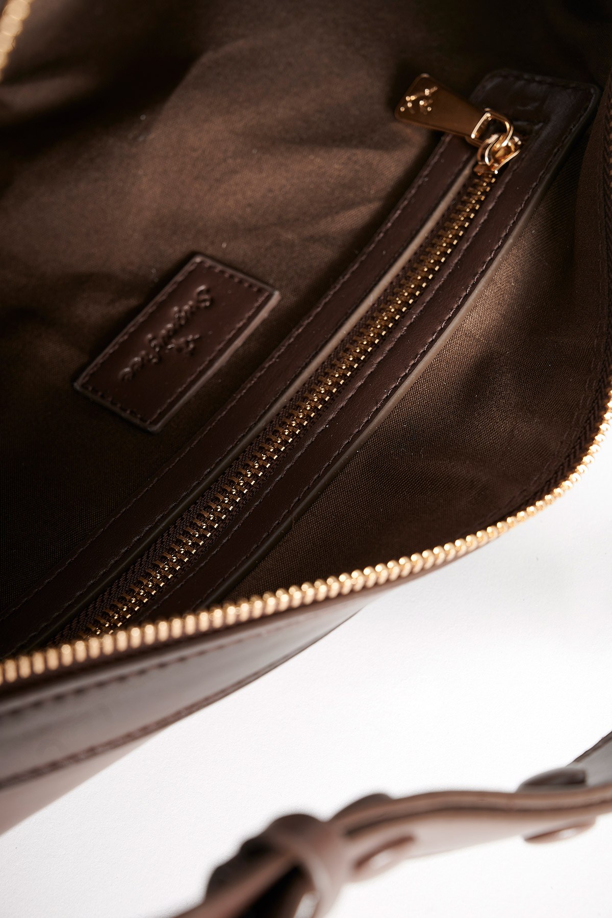 ΤΣΑΝΤΑ ΩΜΟΥ ΜΕ ΡΥΘΜΙΖΟΜΕΝΟ ΛΟΥΡΙ φωτογραφία