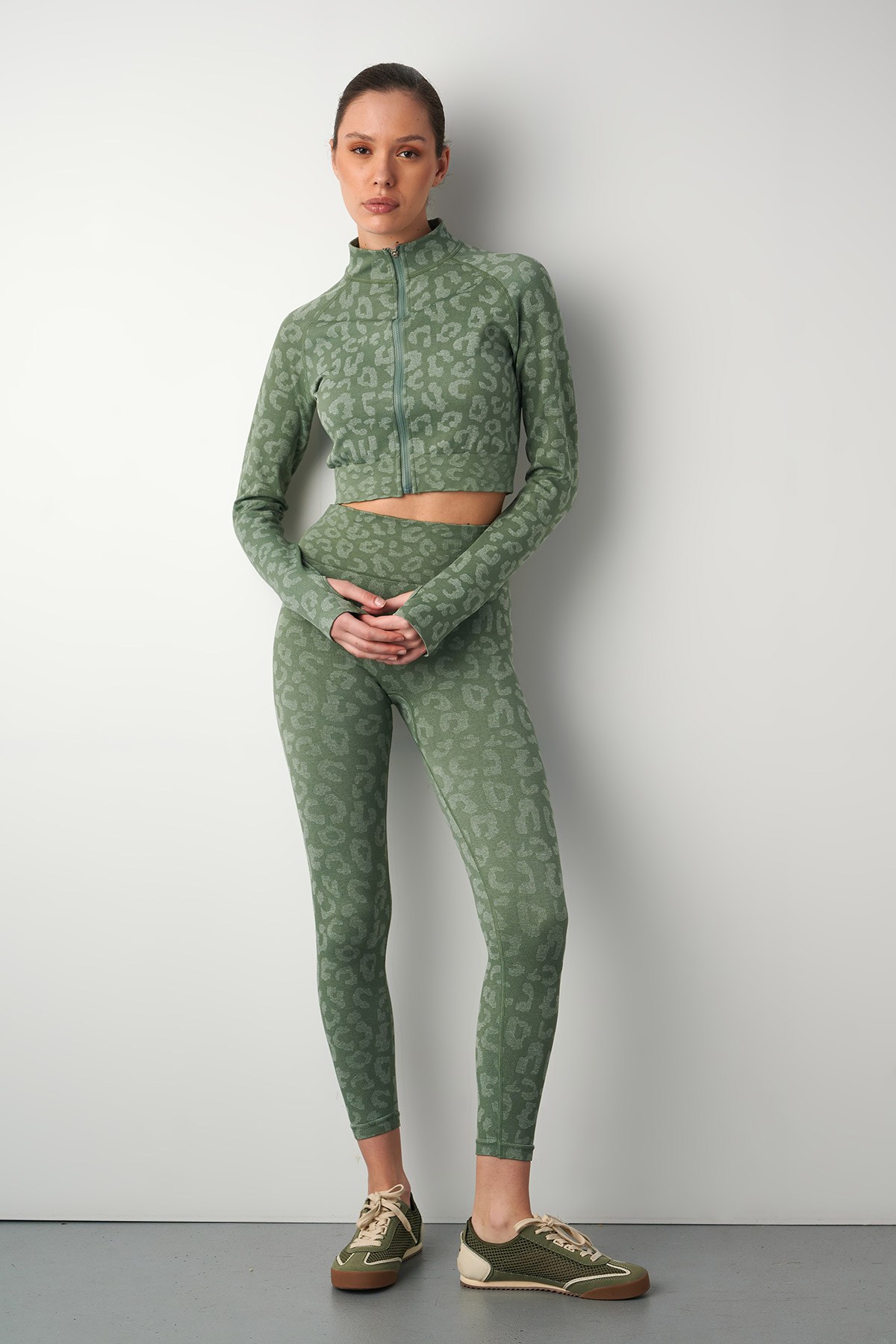 SEAMLESS ΑΘΛΗΤΙΚΗ ΚΟΝΤΗ ZAKETA ΜΕ ΛΕΠΤΟΜΕΡΕΙΑ ΣΤΟΥΣ ΑΝΤΙΧΕΙΡΕΣ φωτογραφία