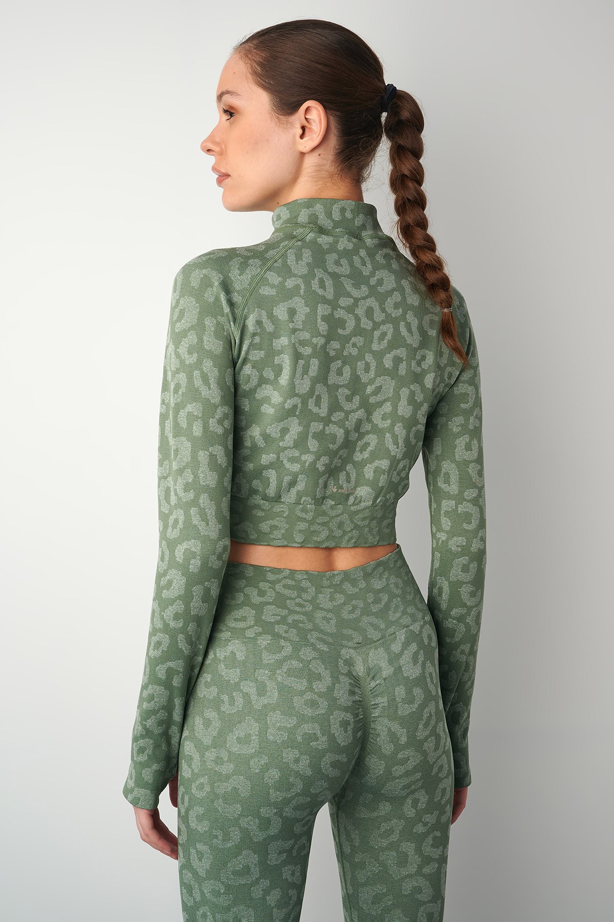 SEAMLESS ΑΘΛΗΤΙΚΗ ΚΟΝΤΗ ZAKETA ΜΕ ΛΕΠΤΟΜΕΡΕΙΑ ΣΤΟΥΣ ΑΝΤΙΧΕΙΡΕΣ φωτογραφία