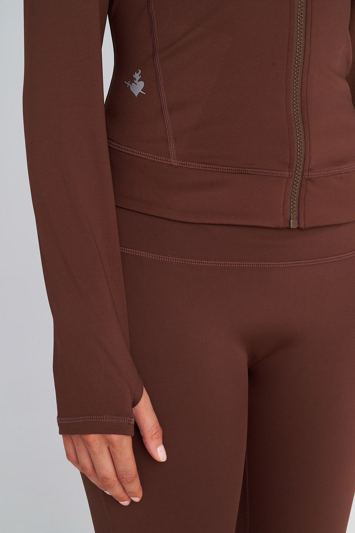 ΜΑΚΡΥΜΑΝΙΚΗ ΑΘΛΗΤΙΚΗ ΖΑΚΕΤΑ ΜΕ ΛΕΠΤΟΜΕΡΕΙΑ ΣΤΟΥΣ ΑΝΤΙΧΕΙΡΕΣ φωτογραφία