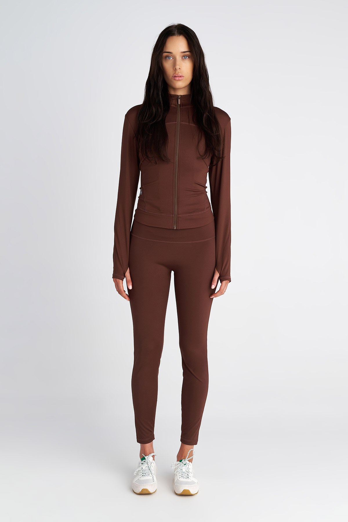 ΜΑΚΡΥΜΑΝΙΚΗ ΑΘΛΗΤΙΚΗ ΖΑΚΕΤΑ ΜΕ ΛΕΠΤΟΜΕΡΕΙΑ ΣΤΟΥΣ ΑΝΤΙΧΕΙΡΕΣ φωτογραφία