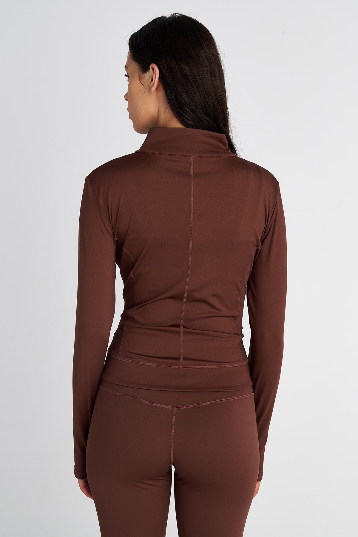 ΜΑΚΡΥΜΑΝΙΚΗ ΑΘΛΗΤΙΚΗ ΖΑΚΕΤΑ ΜΕ ΛΕΠΤΟΜΕΡΕΙΑ ΣΤΟΥΣ ΑΝΤΙΧΕΙΡΕΣ φωτογραφία