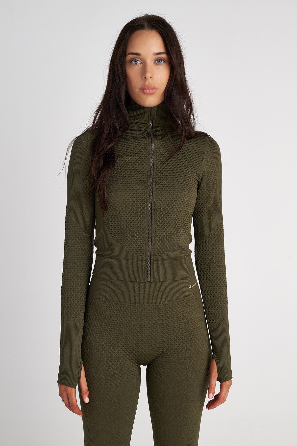 SEAMLESS ΑΘΛΗΤΙΚΗ ΚΟΝΤΗ ZAKETA ΜΕ ΛΕΠΤΟΜΕΡΕΙΑ ΣΤΟΥΣ ΑΝΤΙΧΕΙΡΕΣ φωτογραφία