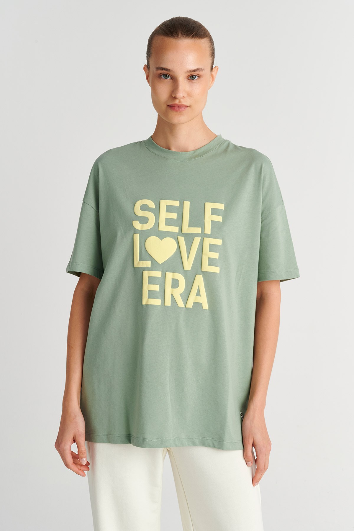 ΚΟΝΤΟΜΑΝΙΚΗ ΒΑΜΒΑΚΕΡΗ OVERSIZED ΜΠΛΟΥΖΑ ΜΕ ΤΥΠΩΜΑ