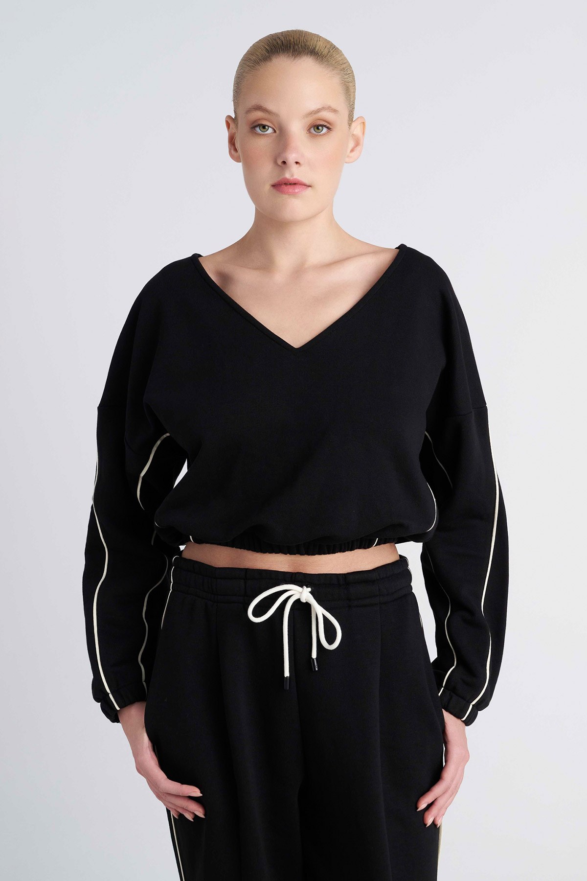 ΒΑΜΒΑΚΕΡΗ ΜΑΚΡΥΜΑΝΙΚΗ ΜΠΛΟΥΖΑ ΜΕ ΔΙΑΚΟΣΜΗΤΙΚΟ ΣΙΡΙΤΙ