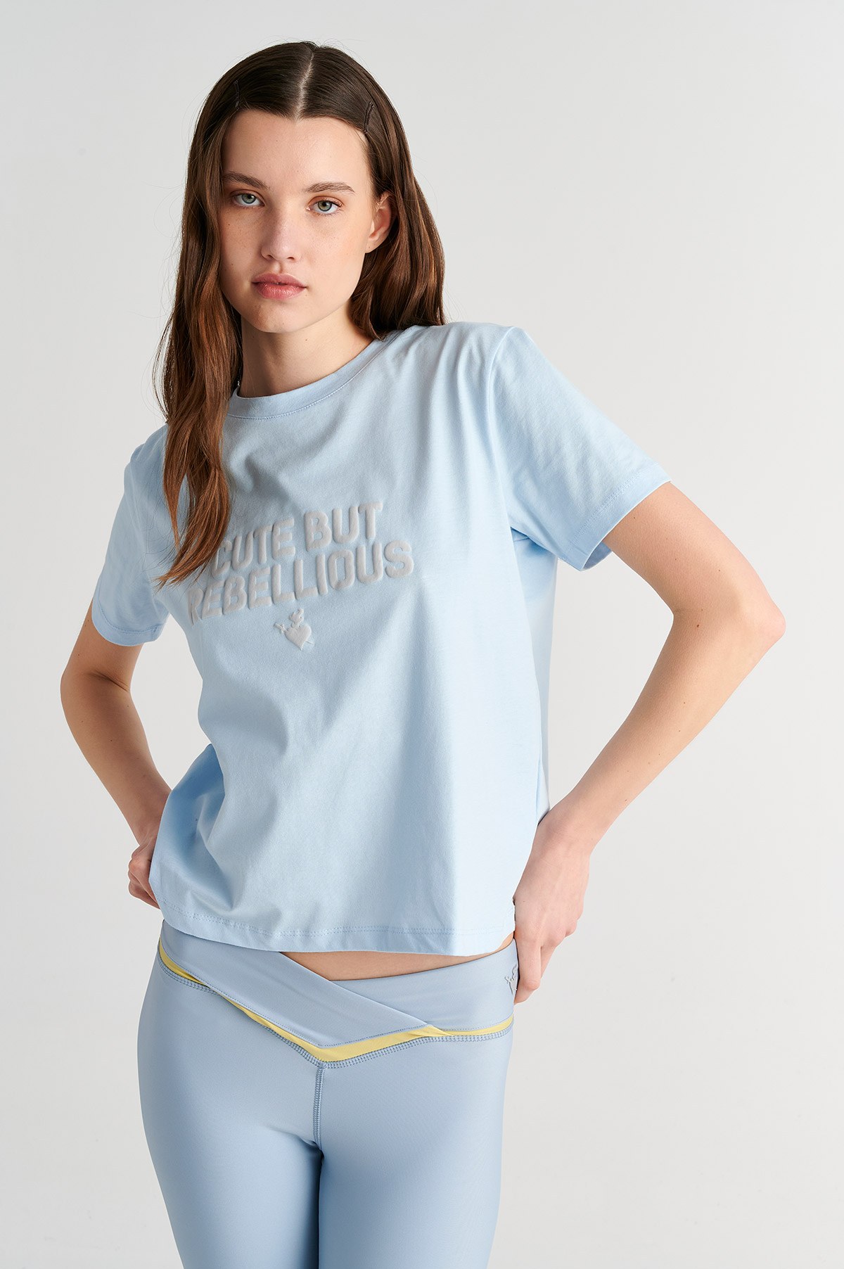 ΒΑΜΒΑΚΕΡΗ ΚΟΝΤΟΜΑΝΙΚΗ ΜΠΛΟΥΖΑ ΜΕ ΑΝΑΓΛΥΦΟ ΤΥΠΩΜΑ