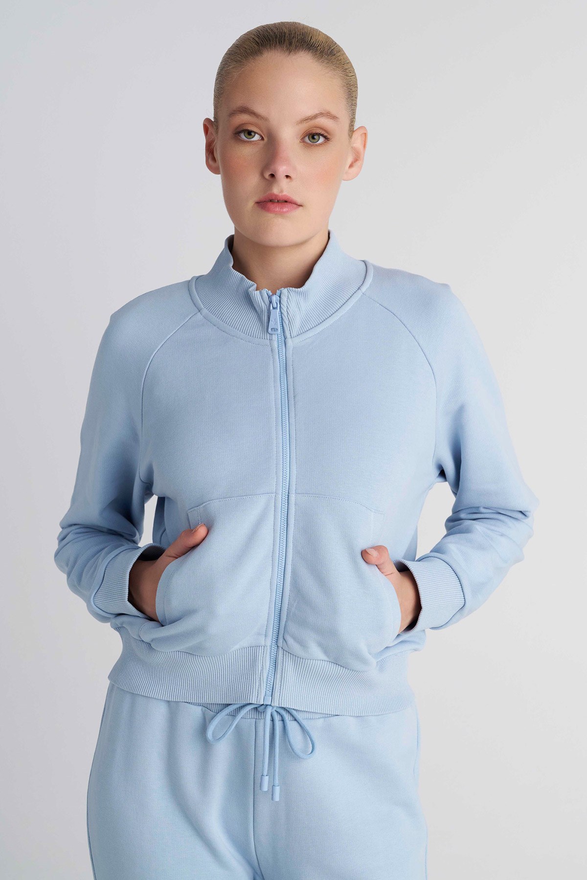 ΒΑΜΒΑΚΕΡΗ ΜΟΝΟΧΡΩΜΗ ΦΟΥΤΕΡ ΖΑΚΕΤΑ ΜΕ ΓΙΑΚΑ