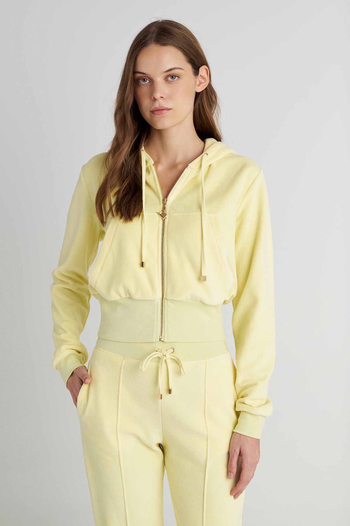 ΚΟΝΤΗ ΒΕΛΟΥΤΕ ΖΑΚΕΤΑ ΜΕ ΚΟΥΚΟΥΛΑ