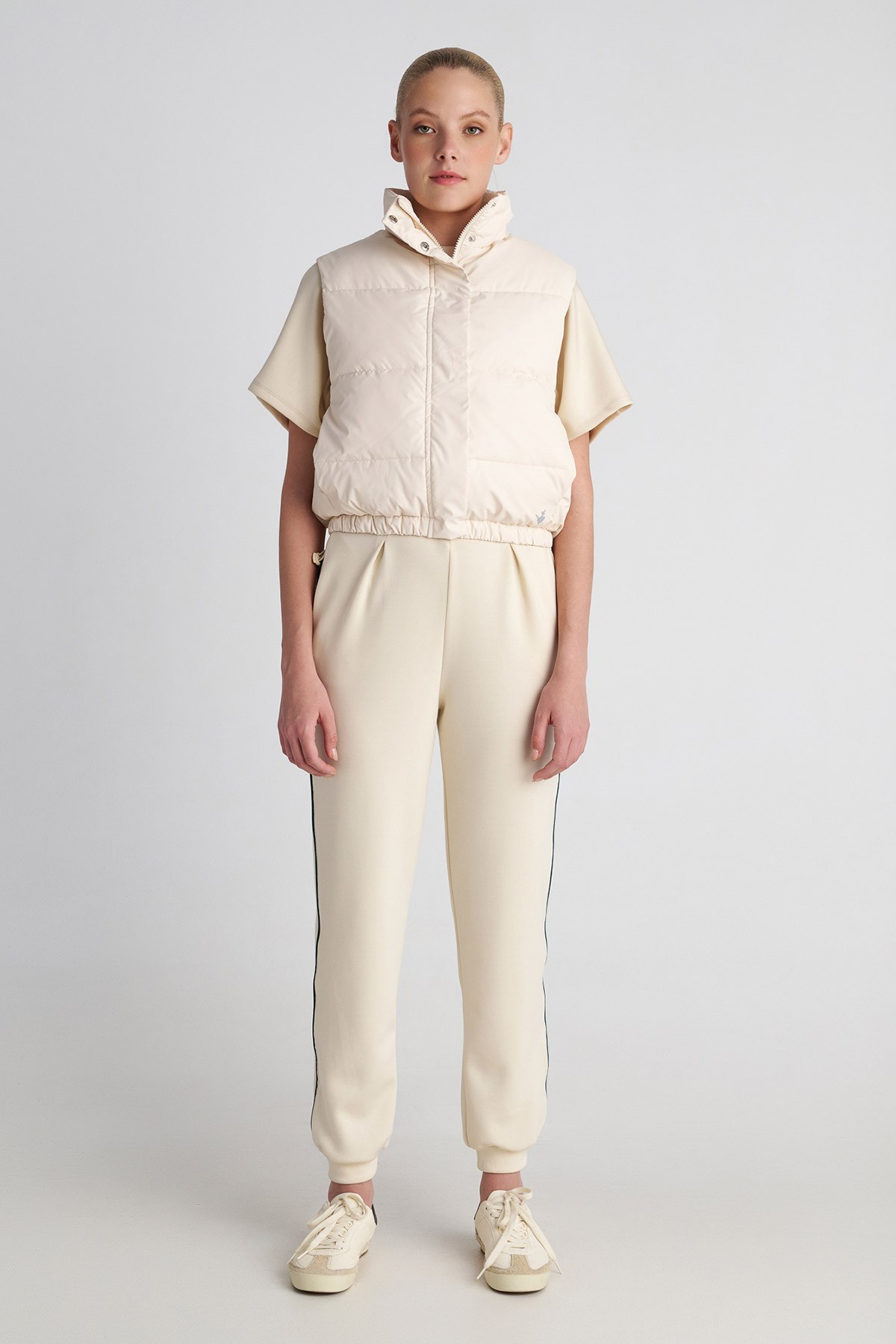 ΚΑΠΙΤΟΝΕ ΚΟΝΤΟ ΑΜΑΝΙΚΟ ΦΟΥΣΚΩΤΟ ΓΙΛΕΚΟ φωτογραφία