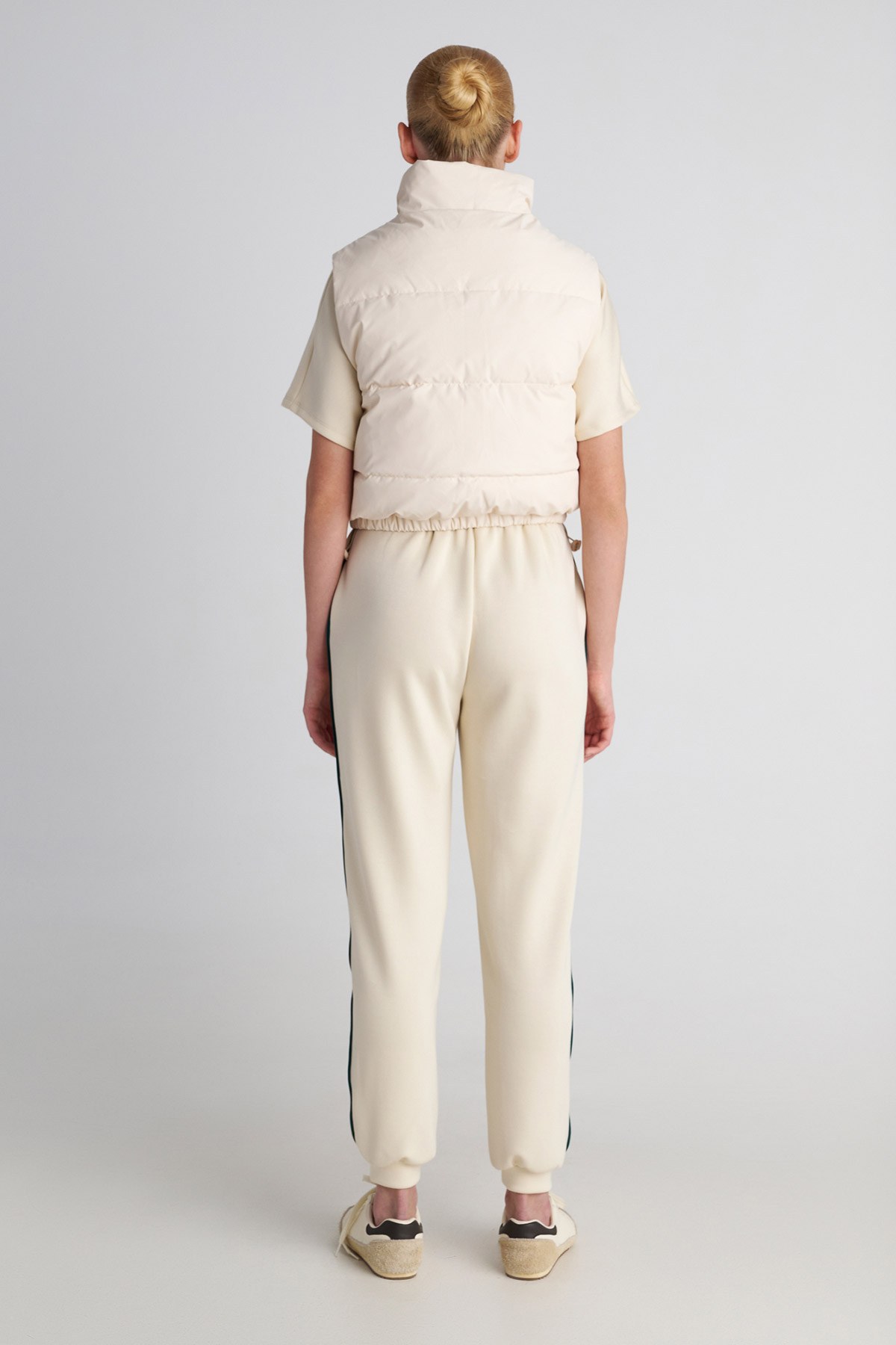 ΚΑΠΙΤΟΝΕ ΚΟΝΤΟ ΑΜΑΝΙΚΟ ΦΟΥΣΚΩΤΟ ΓΙΛΕΚΟ φωτογραφία