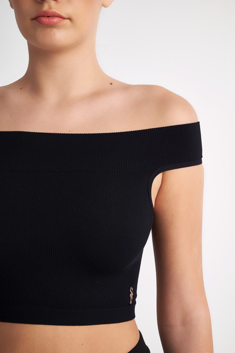 ΚΟΝΤΗ ΡΙΜΠ ΜΠΛΟΥΖΑ ΣΕ ΣΤΕΝΗ ΓΡΑΜΜΗ ΜΕ ΑΚΑΛΥΠΤΟΥΣ ΩΜΟΥΣ-24812015-110