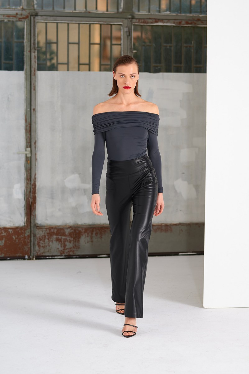 KONTH ΜΠΛΟΥΖΑ ME ΑΚΑΛΥΠΤΟΥΣ ΩΜΟΥΣ ΚΑΙ ΝΤΡΑΠΕ ΛΕΠΤΟΜΕΡΕΙΑ-24832221-202