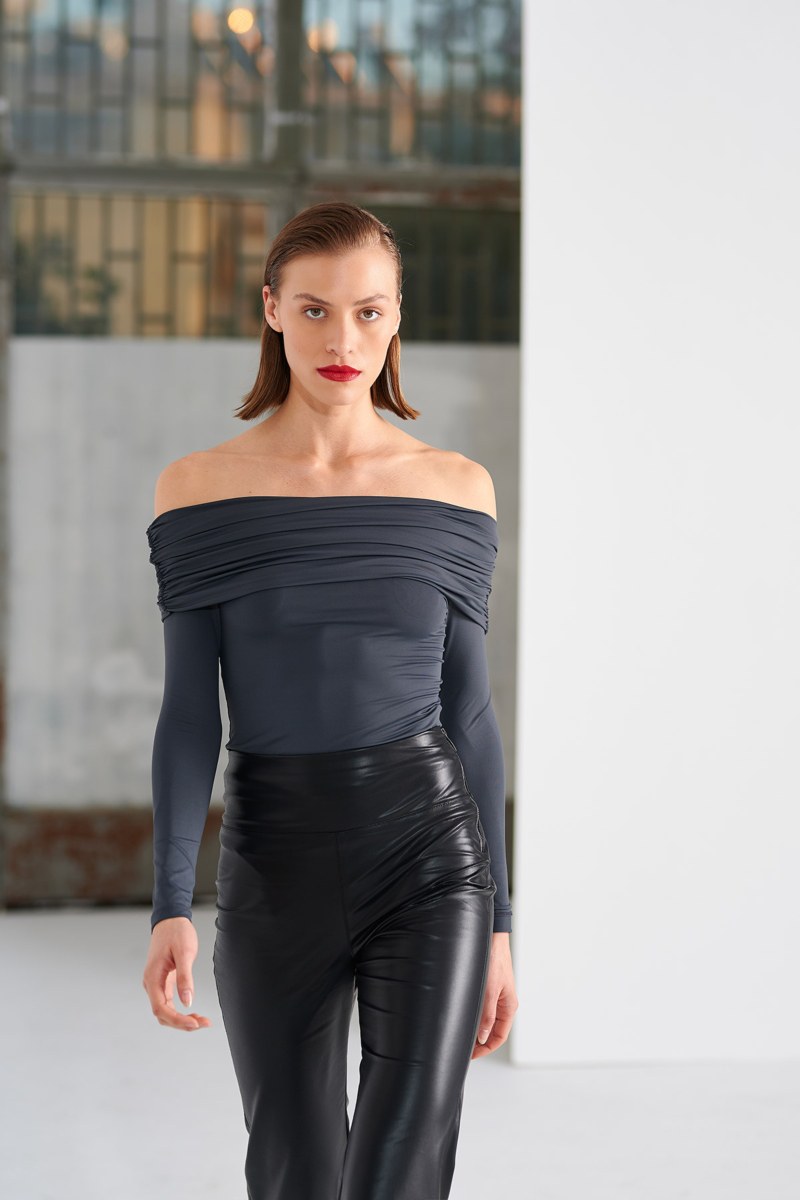 KONTH ΜΠΛΟΥΖΑ ME ΑΚΑΛΥΠΤΟΥΣ ΩΜΟΥΣ ΚΑΙ ΝΤΡΑΠΕ ΛΕΠΤΟΜΕΡΕΙΑ-24832221-202